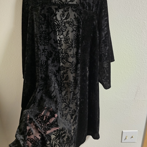 Black Floral Velvet Kimono Shirt - Picture 5 of 5